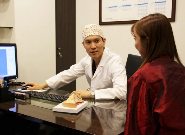 Định hình lại bằng nâng cơ với hút mỡ cằm đôi và buộc cơ